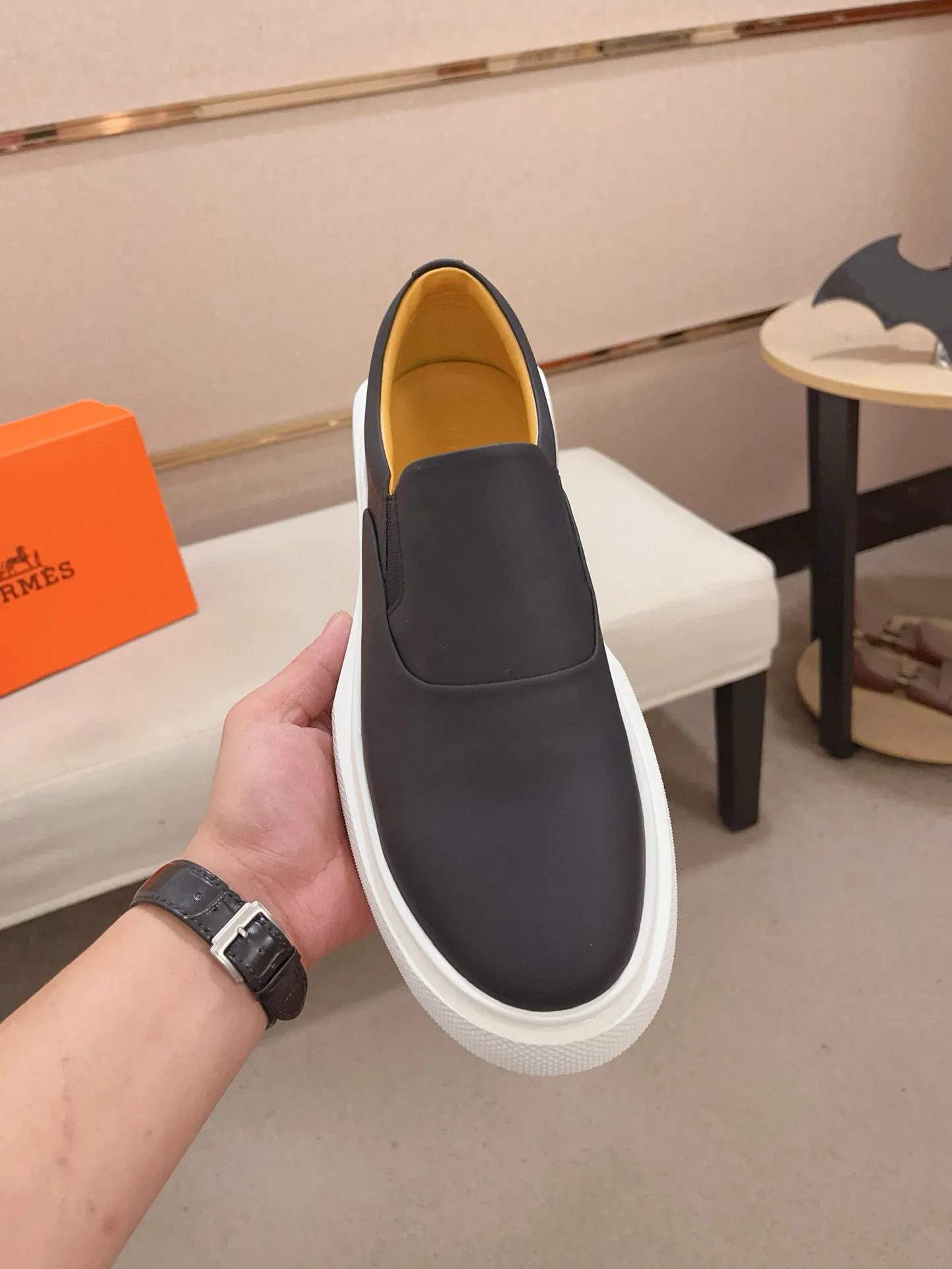 Men's clothing and shoes💰: 442💰《HERMES》【Classic original single version】Hermès; top 🔝purchase agent🔍🔍men's latest 🇺🇸 counter sales simultaneously, imported from Italy original ▲▲cowhide ▲▲ (high-end, nobility, class) ) Exquisite workmanship (Italian 🇮🇹 imported water-dyed 🐂 cowhide lining) sole: original sole provided by the original factory, ⚠️exclusive double-layer activity·TPR·rubber·combined molded outsole; super comfortable·wear-resistant·non-slip·environmental protection The real thing is more beautiful if you take the real thing (high quality, follow the order). You can enter and exit the counter at will * Number of yards: 38-44 (45 can be customized and cannot be returned or exchanged)